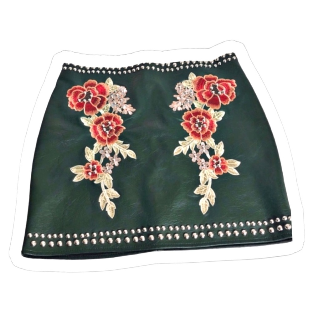 Romeo & Juliet vegan leather studded embroidered floral mini skirt M. NWT